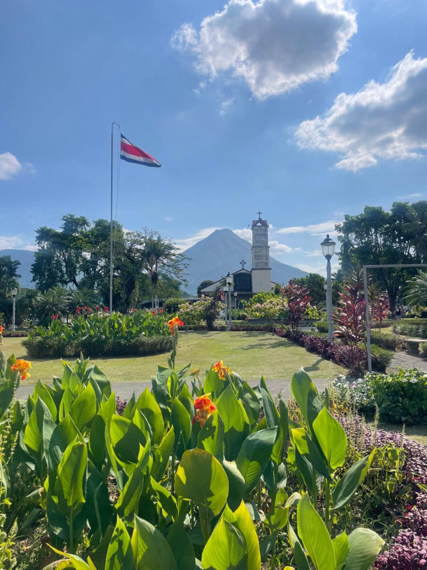 Hotel Tierra De Volcanes La Fortuna Bagian luar foto