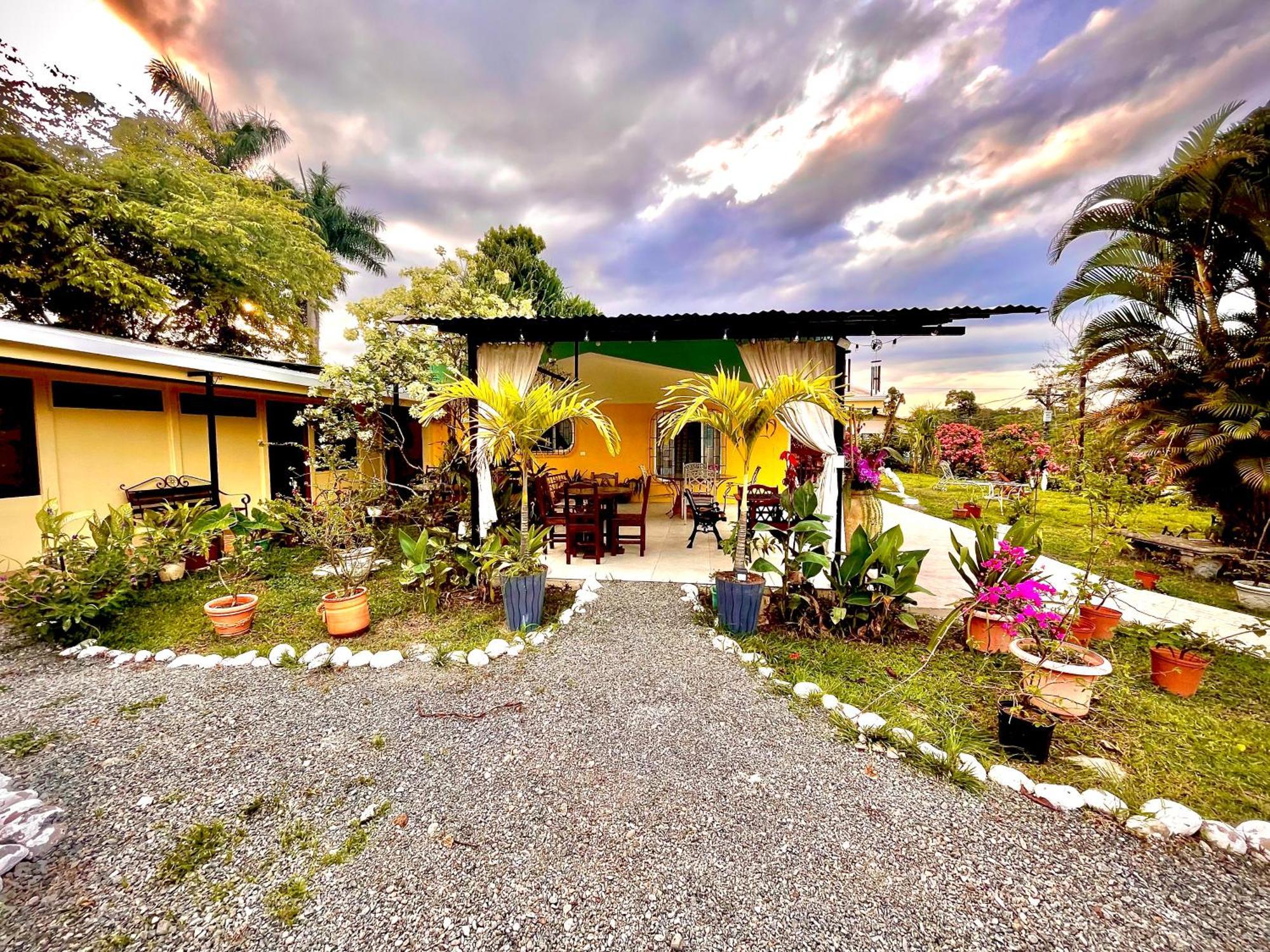 Hotel Tierra De Volcanes La Fortuna Bagian luar foto