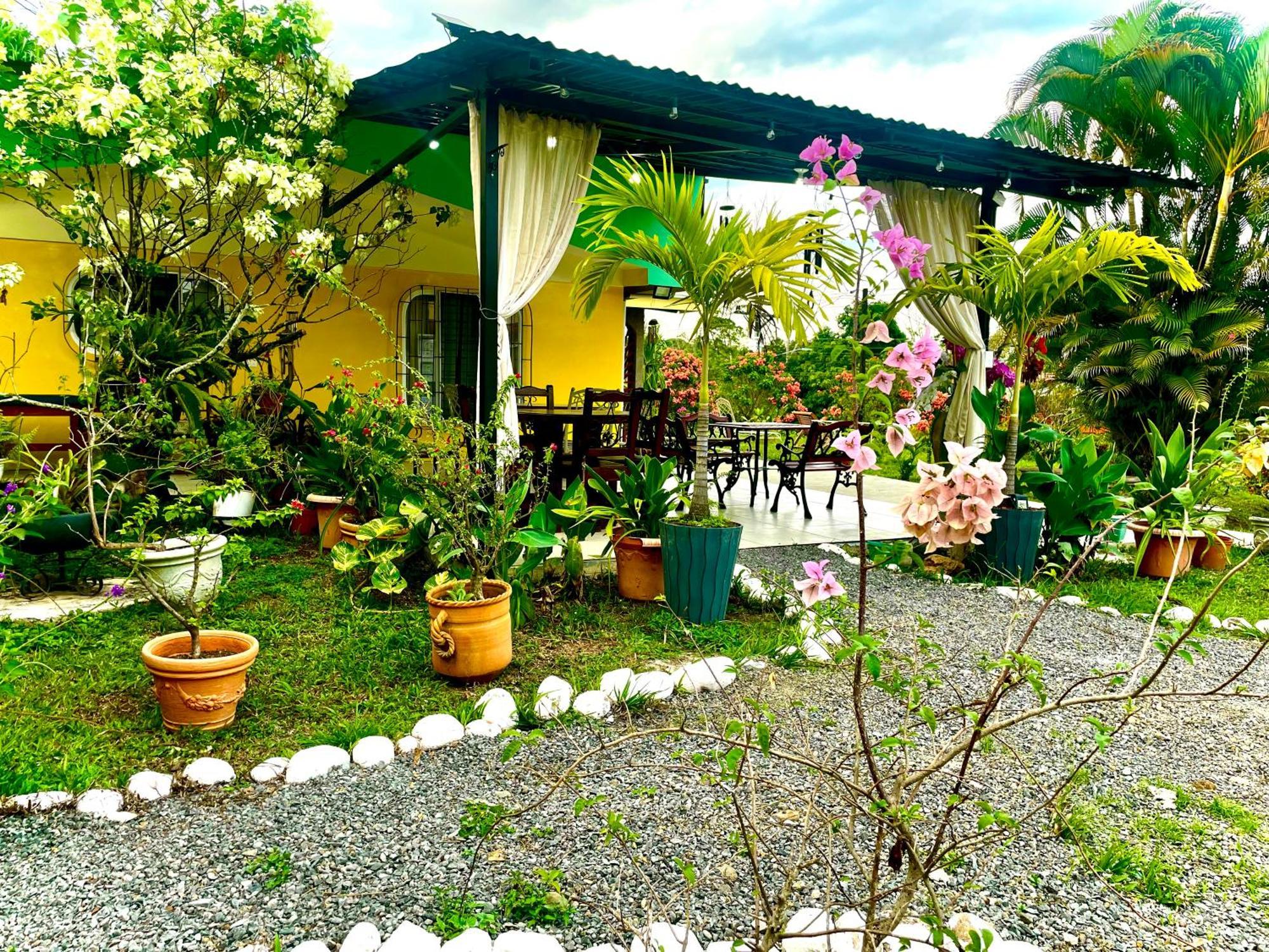 Hotel Tierra De Volcanes La Fortuna Bagian luar foto