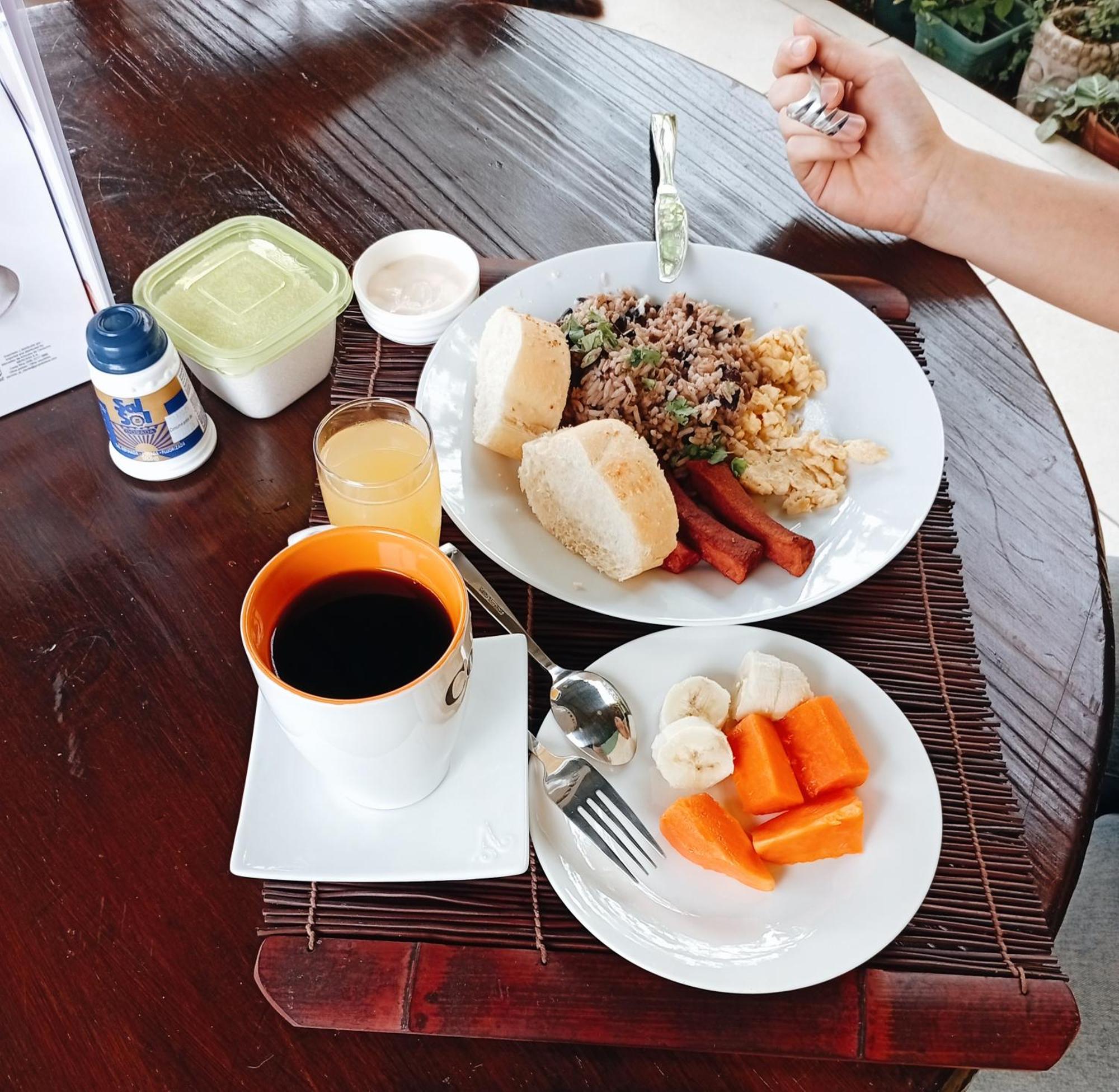 Hotel Tierra De Volcanes La Fortuna Bagian luar foto